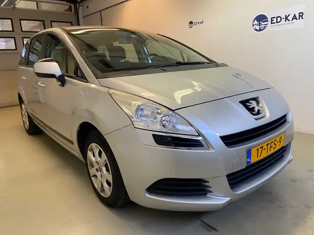 Peugeot 5008 view 5