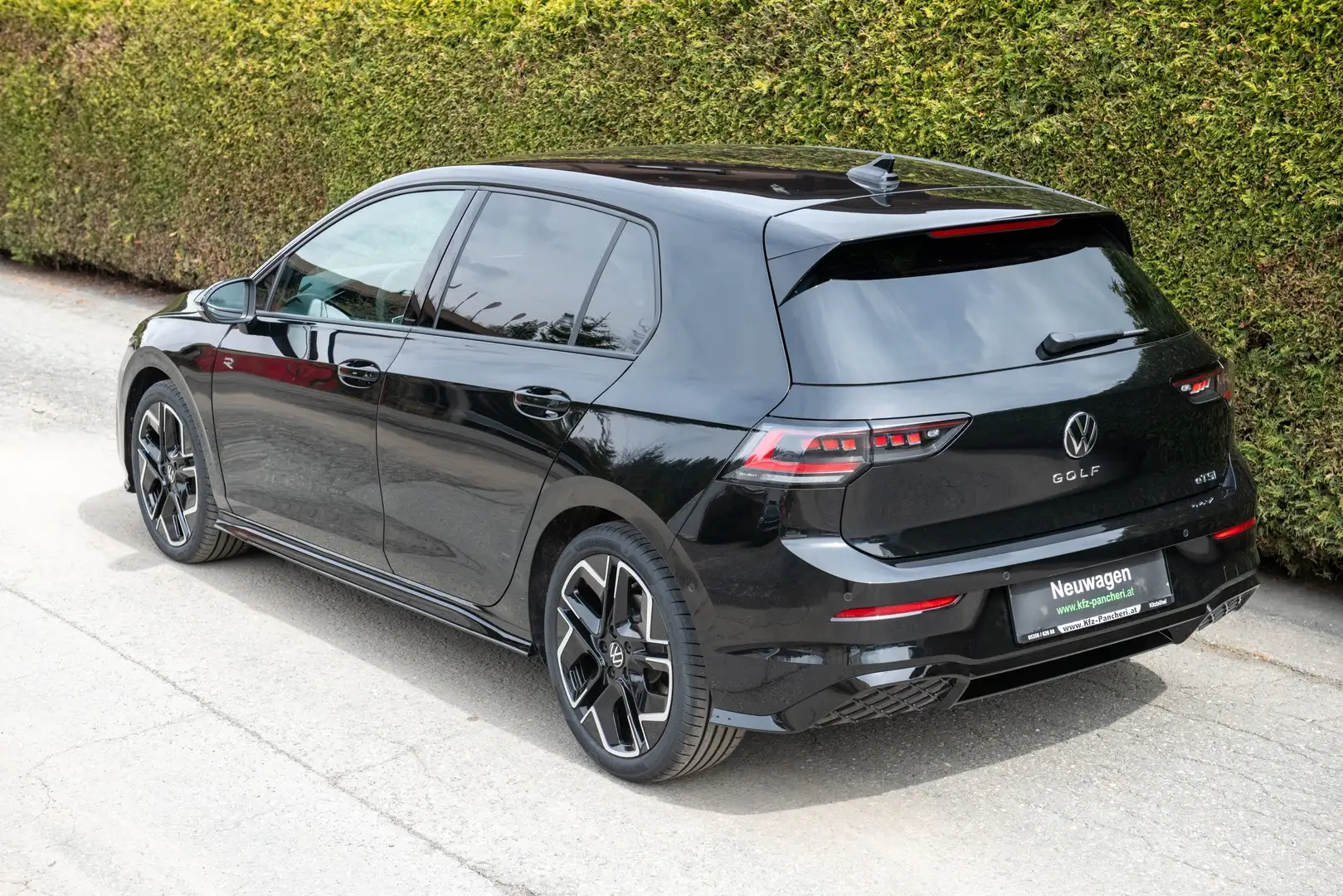 Volkswagen Golf 1.5 eTSI 110 kW R-Line, Matrix, 18" 5JG Schwarz - 2