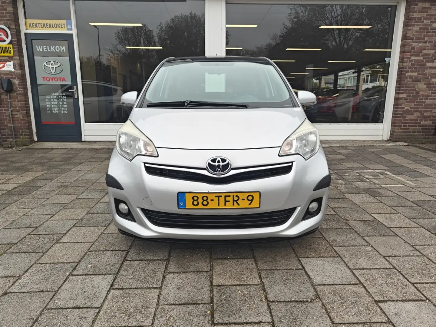 Toyota Verso-S 1.3 VVT-i Aspiration | Panoramadak | 1e eigenaar Gris - 2