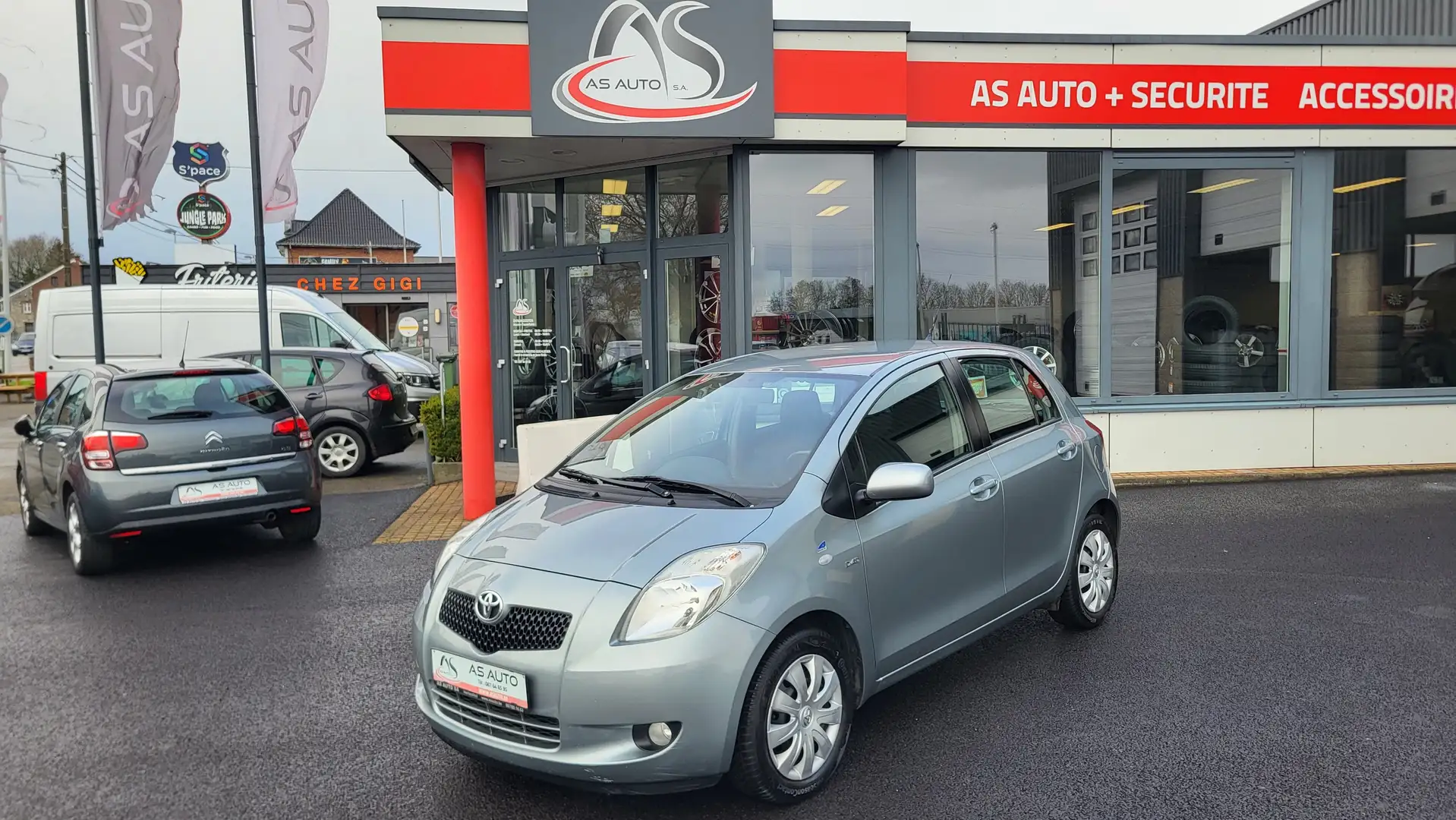 Toyota Yaris 5P 1.4 D-4D 90cv LUNA "Follow Me" Gris - 1