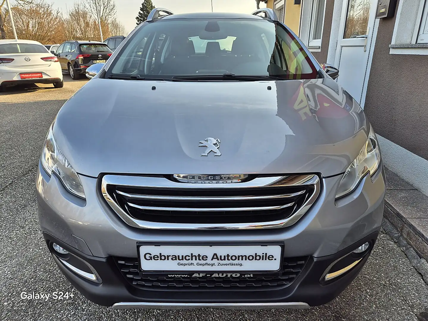 Peugeot 2008 1,2 VTi Allure Grau - 2