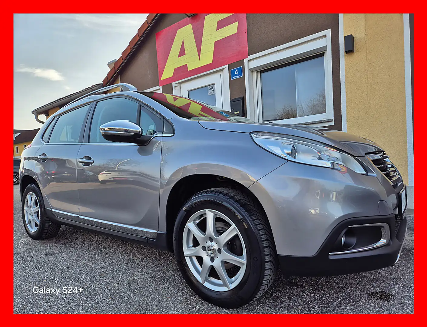 Peugeot 2008 1,2 VTi Allure Grau - 1