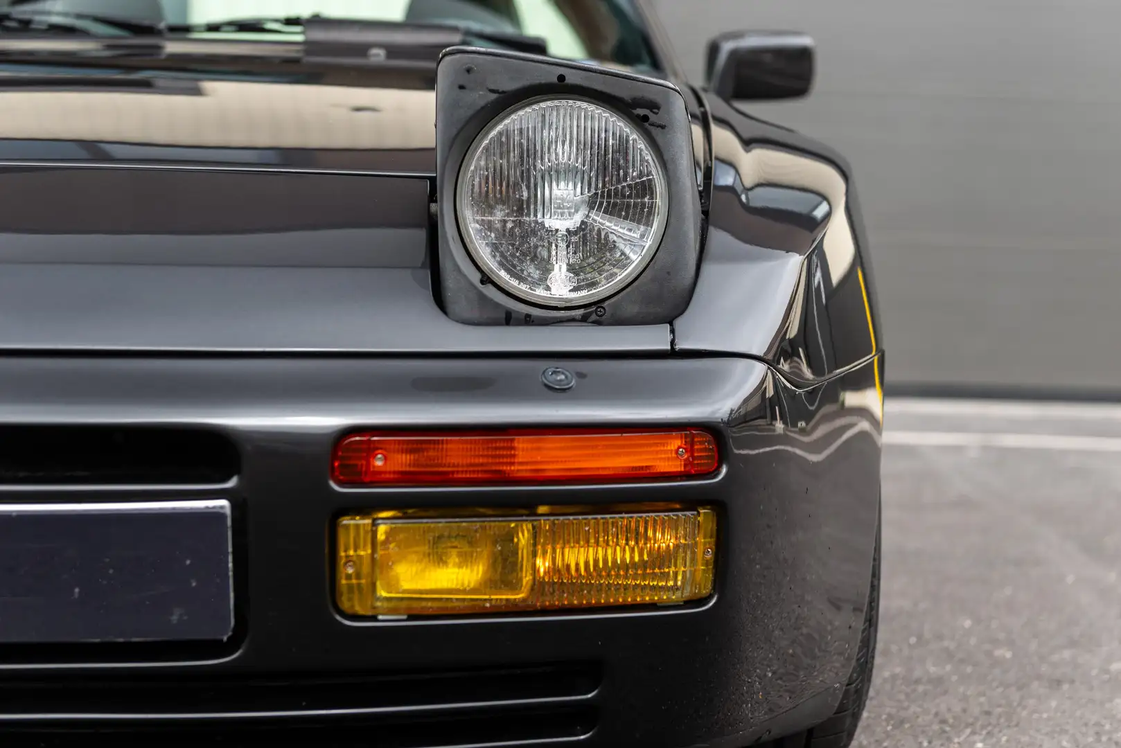 Porsche 944 Turbo - 1