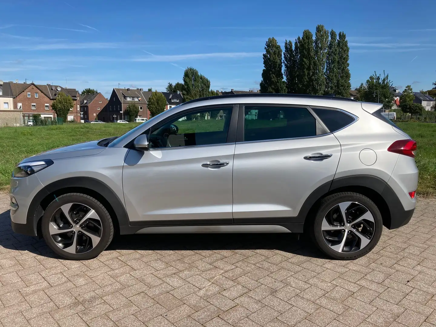 Hyundai TUCSON Top Ausstattung Pano-Leder-Navi usw Silber - 1