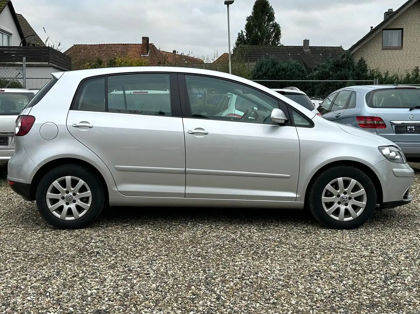 Volkswagen Golf Plus 1.6 FSI Comfortline 1Hand Scheckheft Klima AHK PDC Silber - 2