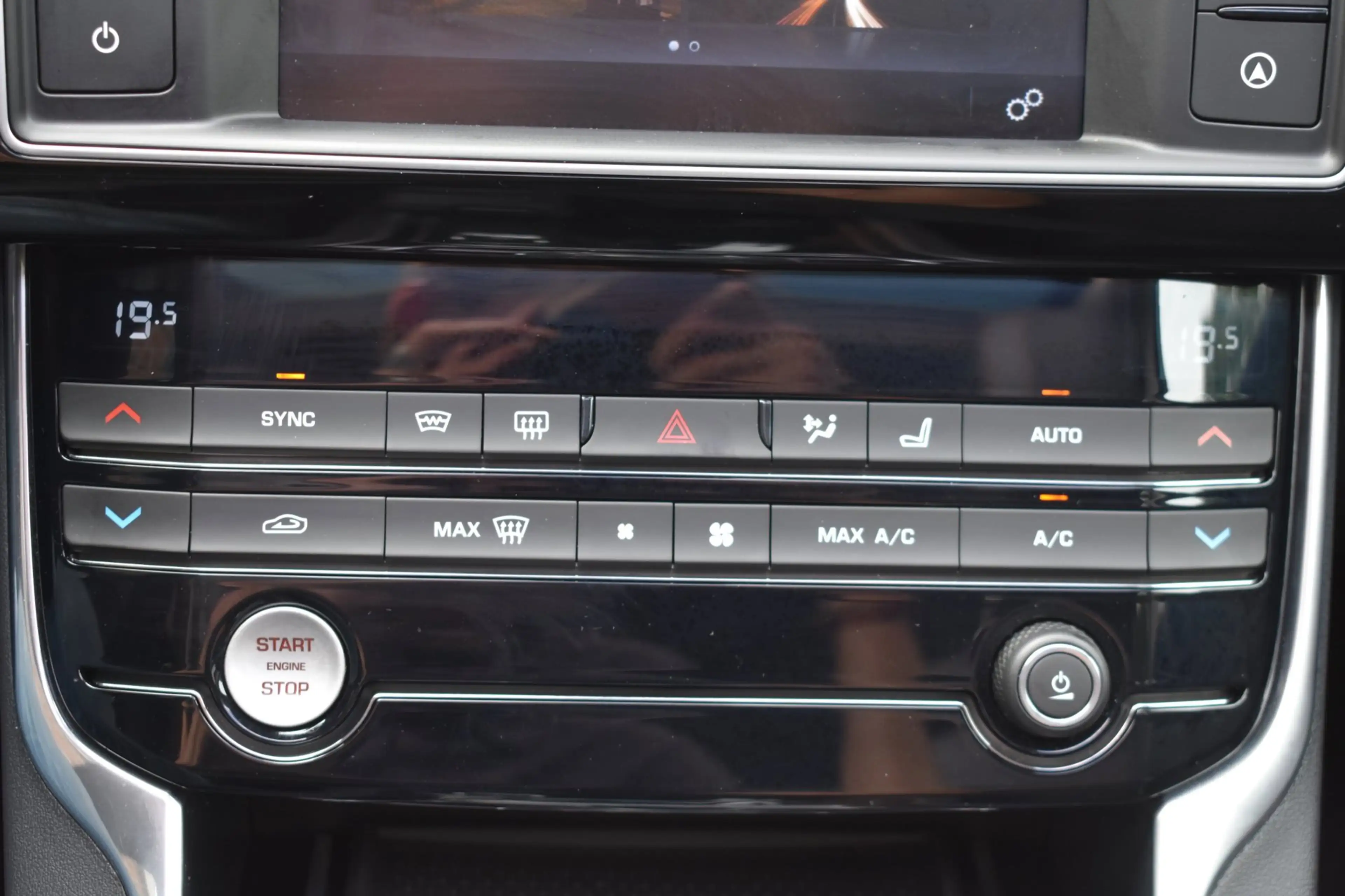 Jaguar XE 2.0 Portfolio '16 Pano Clima Navi Cruise Leder Inr — photo 15