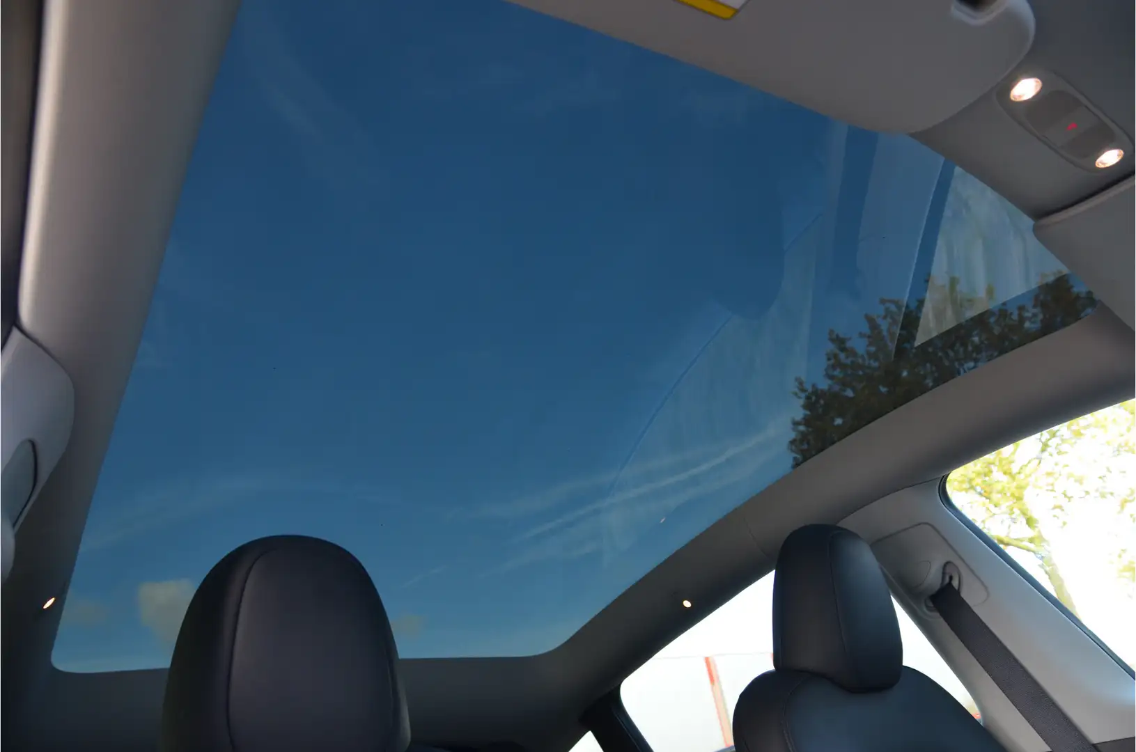 Tesla Model Y Performance AWD 75 kWh Enhanced AutoPilot, Trekhaa Grijs - 2