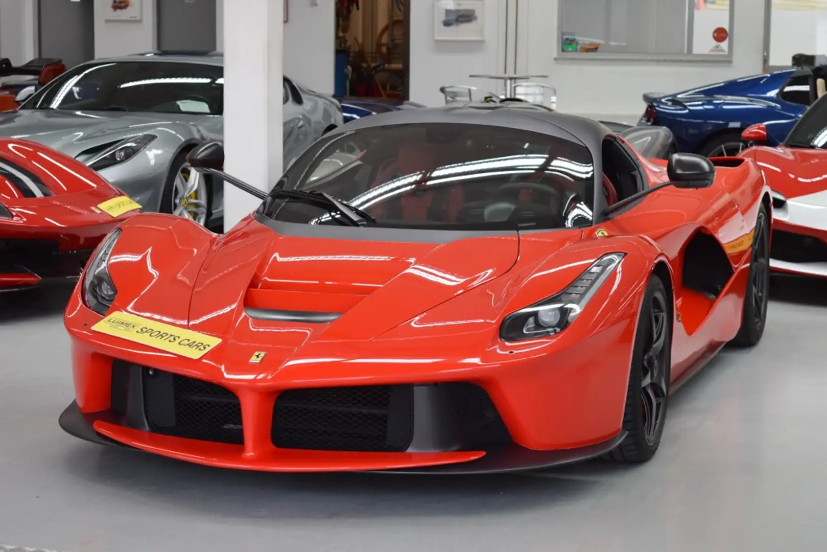 Ferrari LaFerrari Reifen & Service neu * top Zustand * Červená - 1
