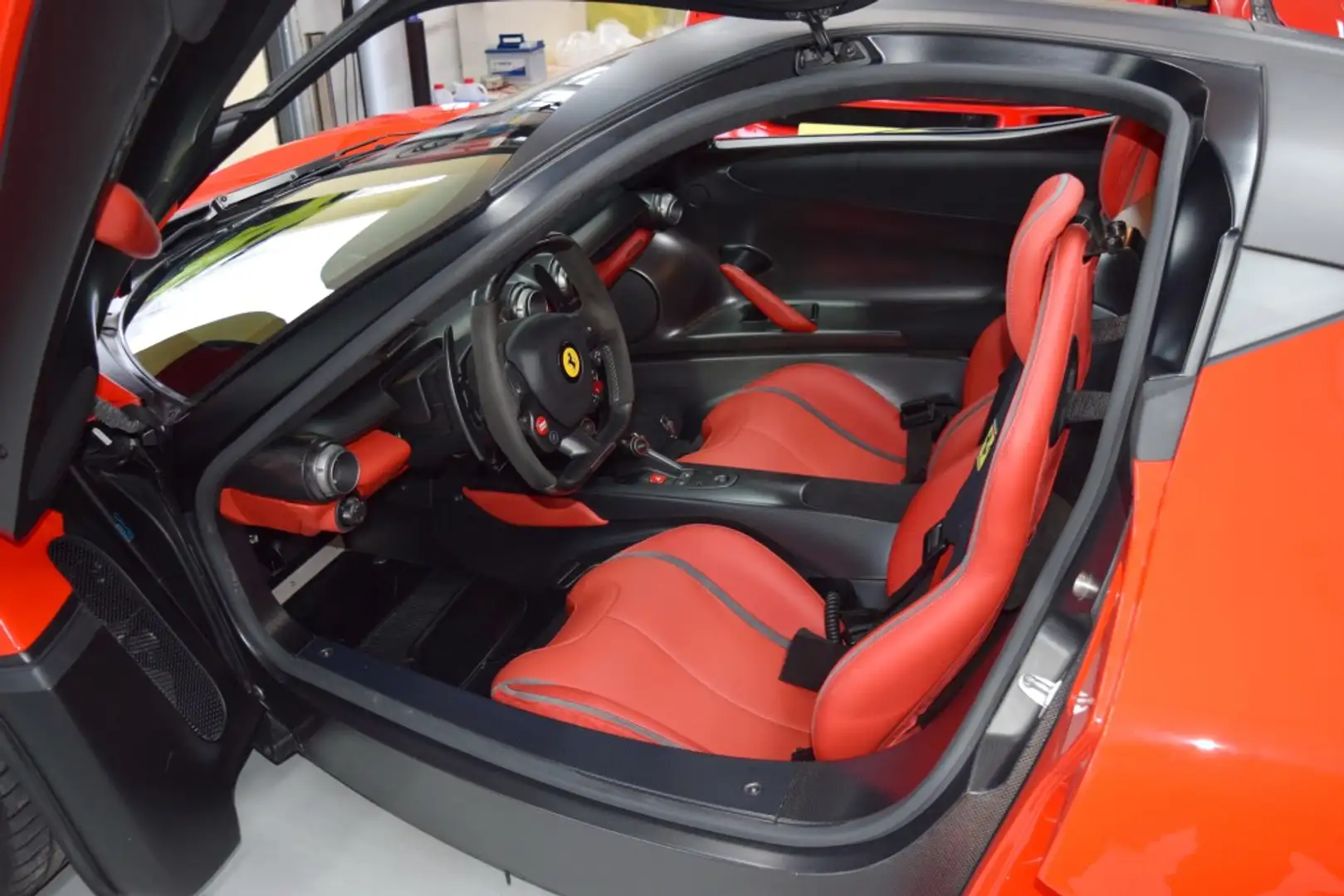 Ferrari LaFerrari Reifen & Service neu * top Zustand * Červená - 2