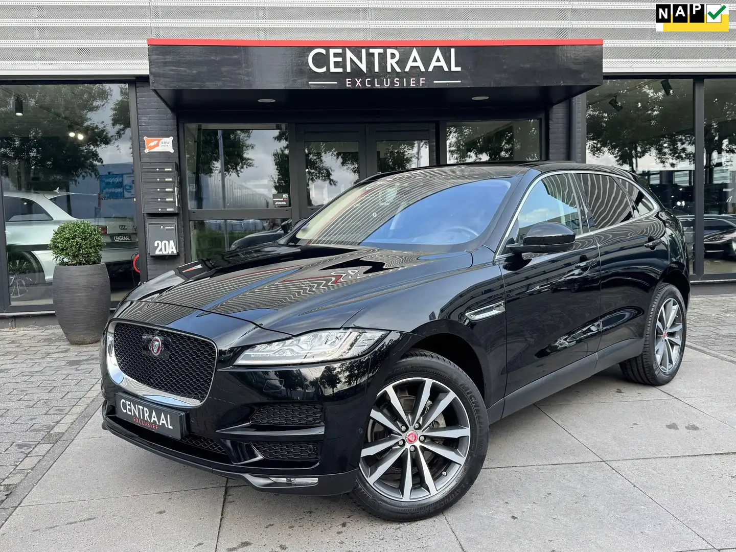 Jaguar F-Pace 2.0t AWD Portfolio 250PK|NL-Auto|Pano|Leder|Camera Negro - 1