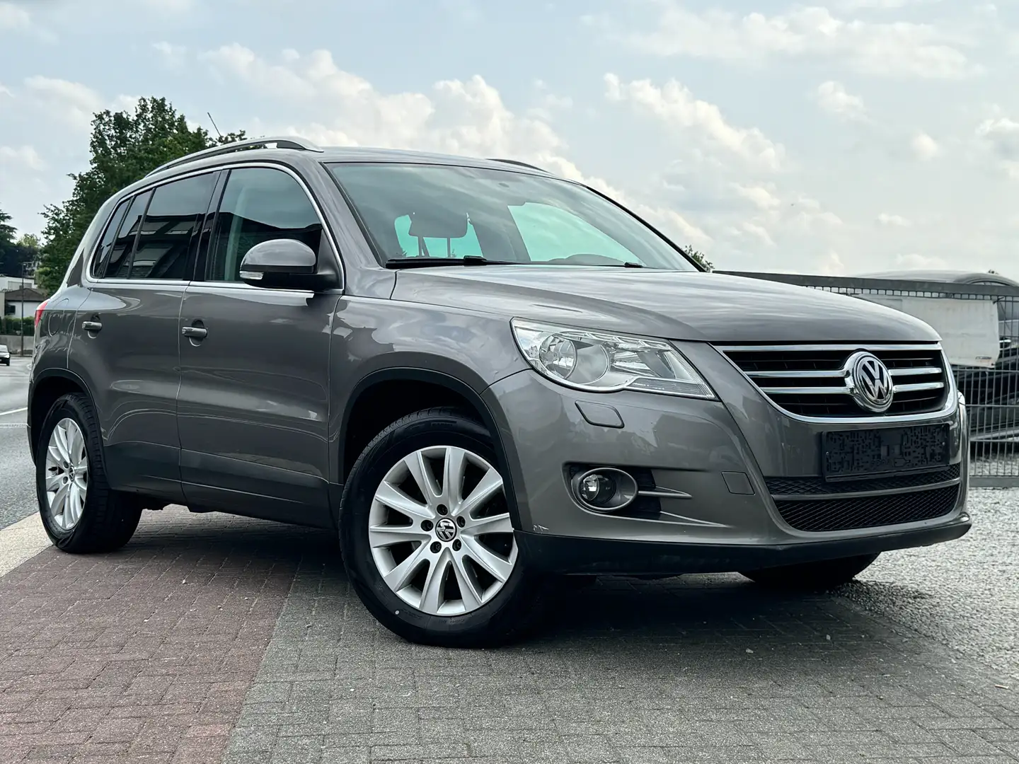 Volkswagen Tiguan Sport 4Motion AHK Sitzheizung Scheckheft gepflegt Grau - 2