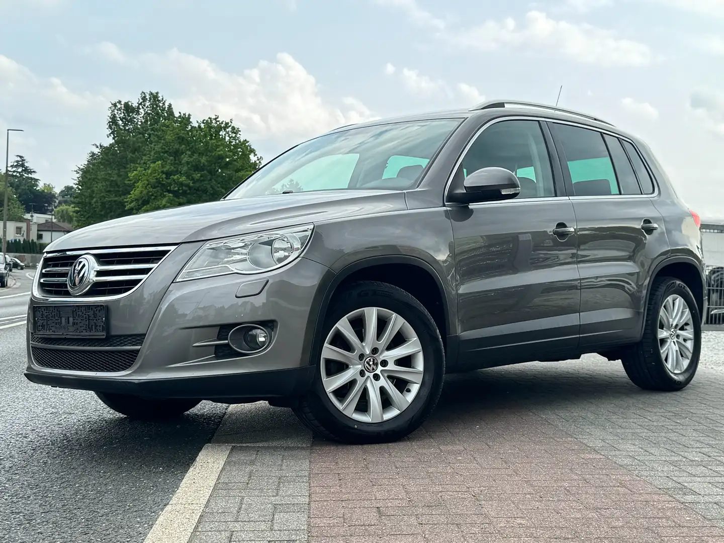 Volkswagen Tiguan Sport 4Motion AHK Sitzheizung Scheckheft gepflegt Grau - 1