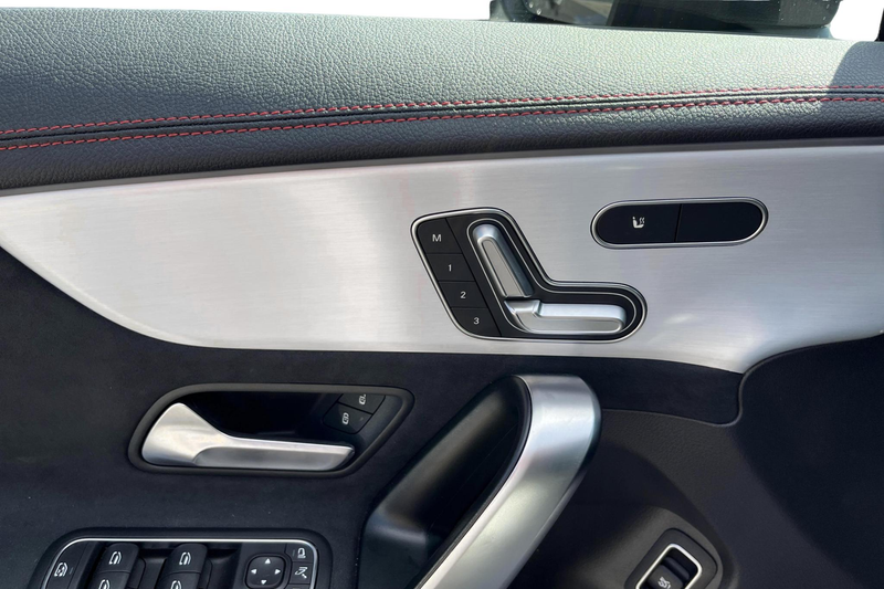 Mercedes-Benz CLA 180 CLA AMG-Line — photo 12