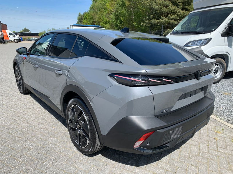 Peugeot 408 Hybrid 145 GT — photo 4