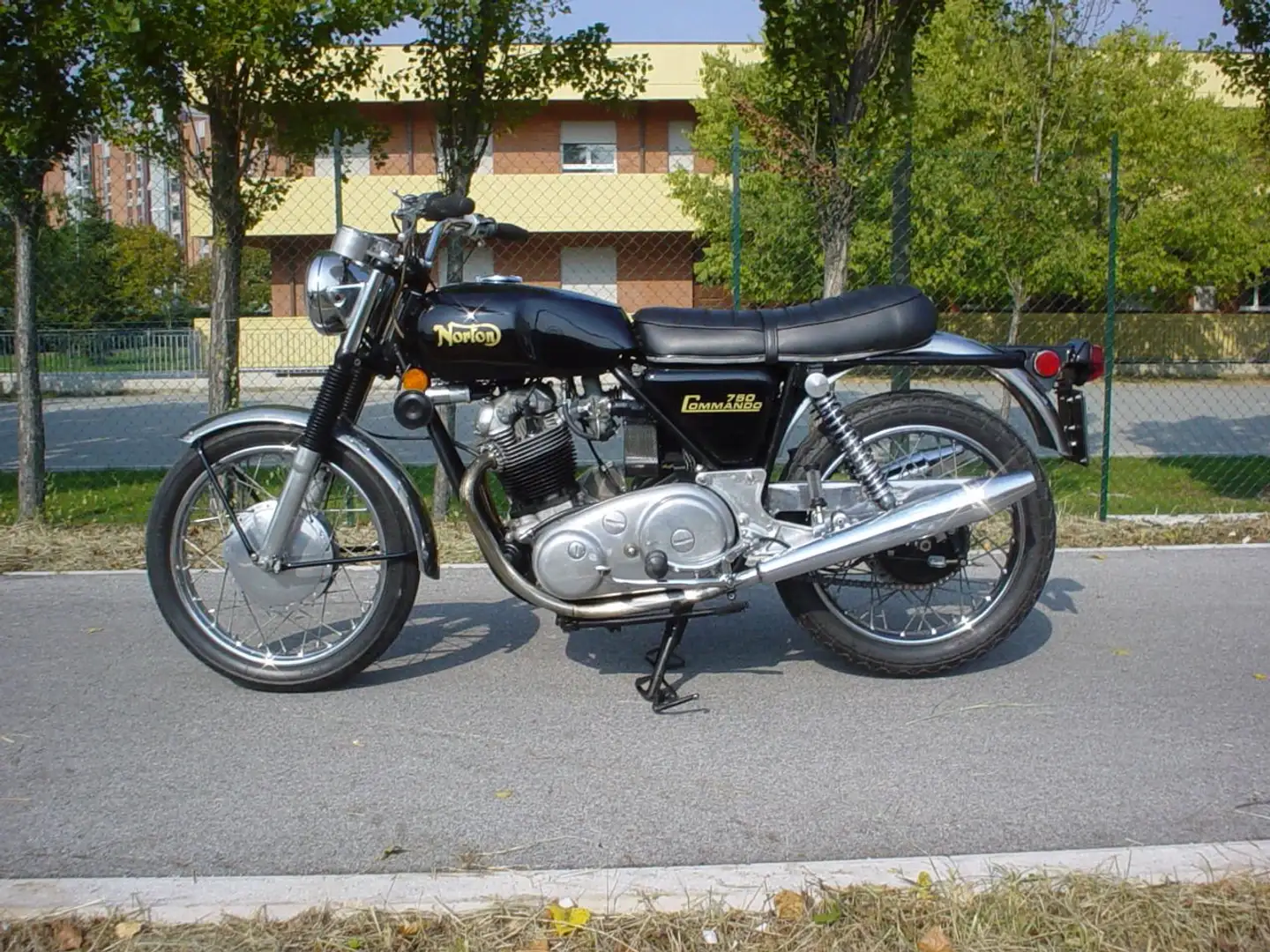 Norton Commando Roadster Negro - 1