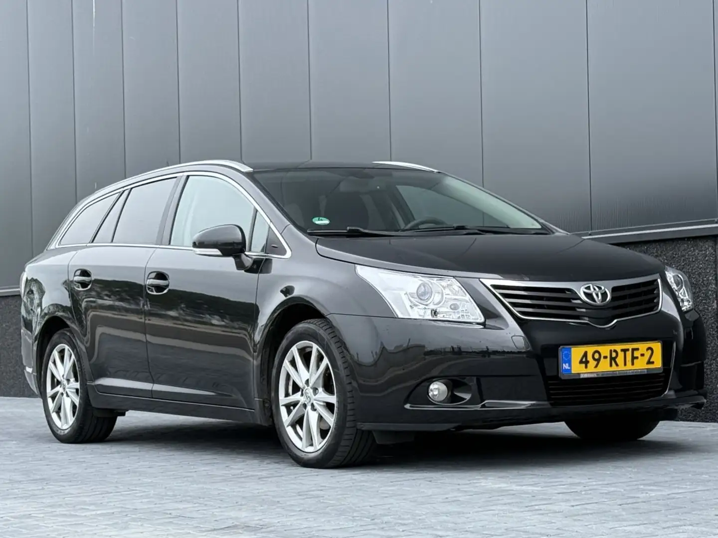 Toyota Avensis 2.0 D-4D Navi Clima Camera Zwart - 2
