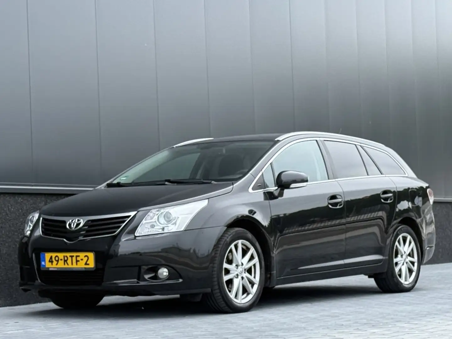 Toyota Avensis 2.0 D-4D Navi Clima Camera Zwart - 1