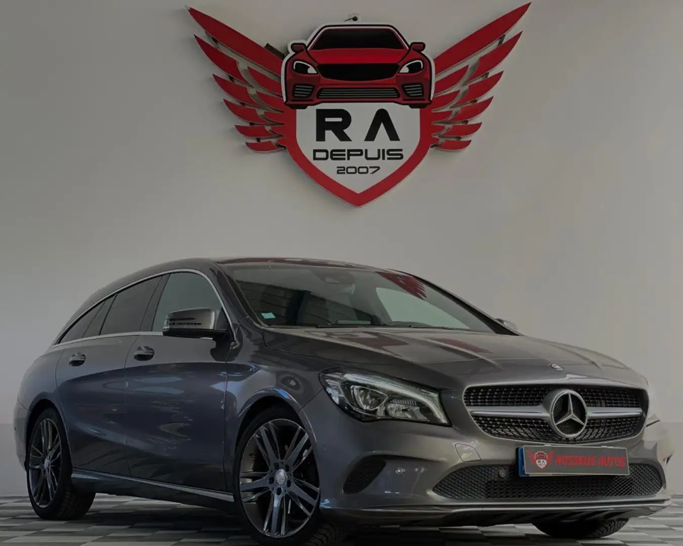 Mercedes-Benz CLA 180 180 BREAK URBAN 122CH Grigio - 1