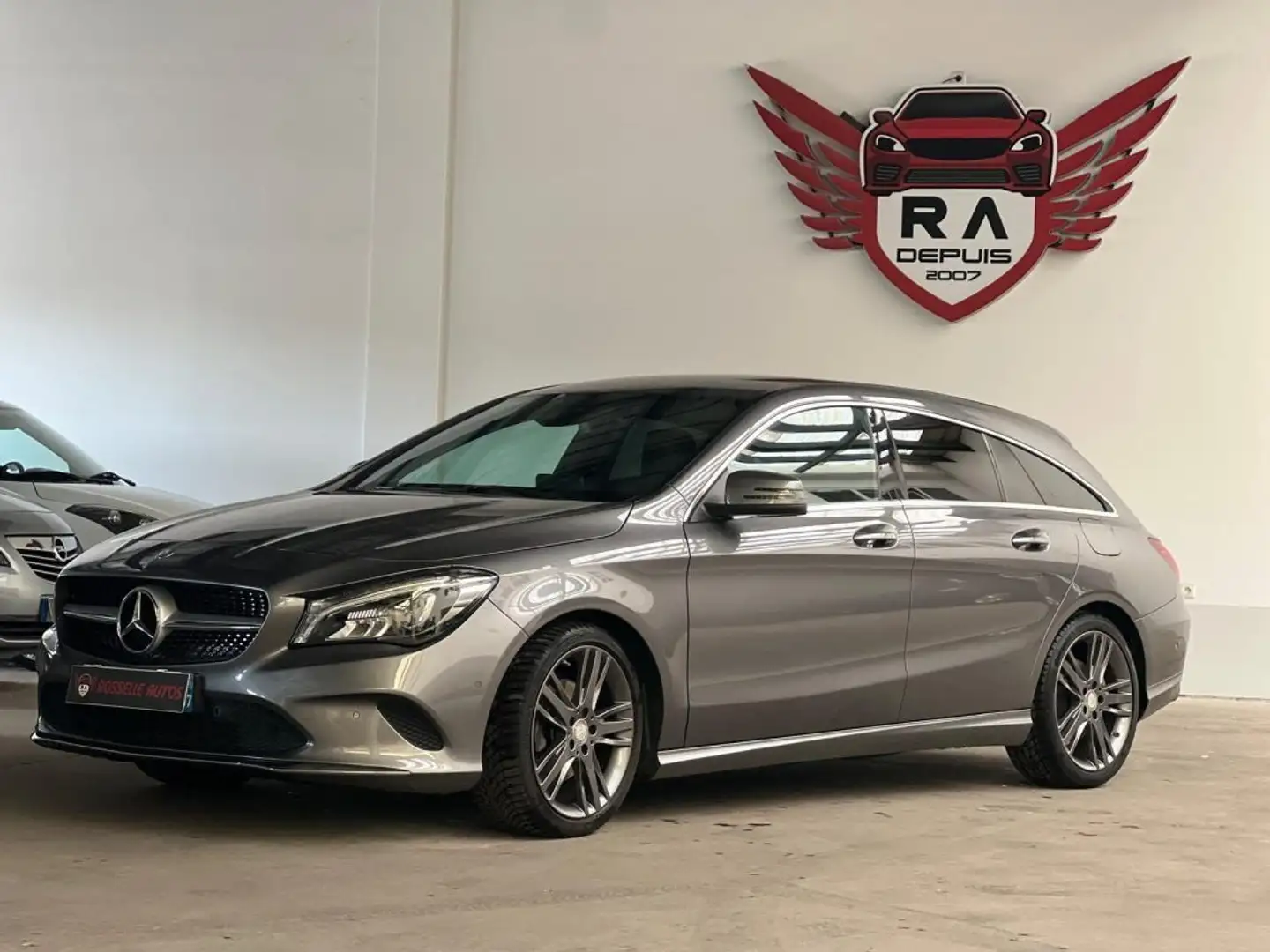 Mercedes-Benz CLA 180 180 BREAK URBAN 122CH Gris - 2