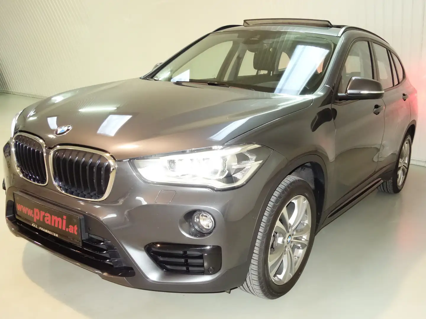 BMW X1 BMW X1 xDrive 20d Sport Line Aut. Grau - 1