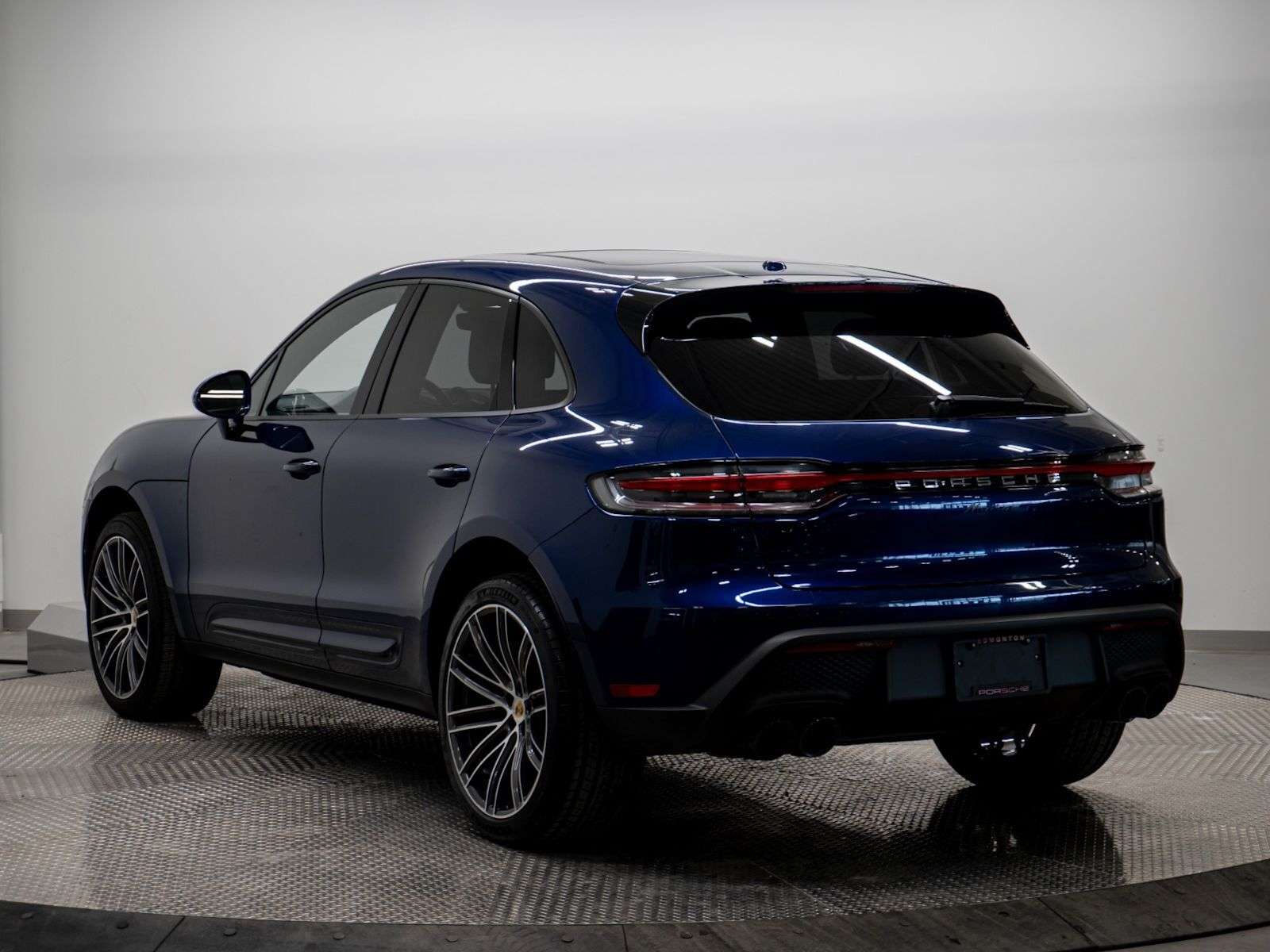 2023 Porsche Macan AWD alt 3