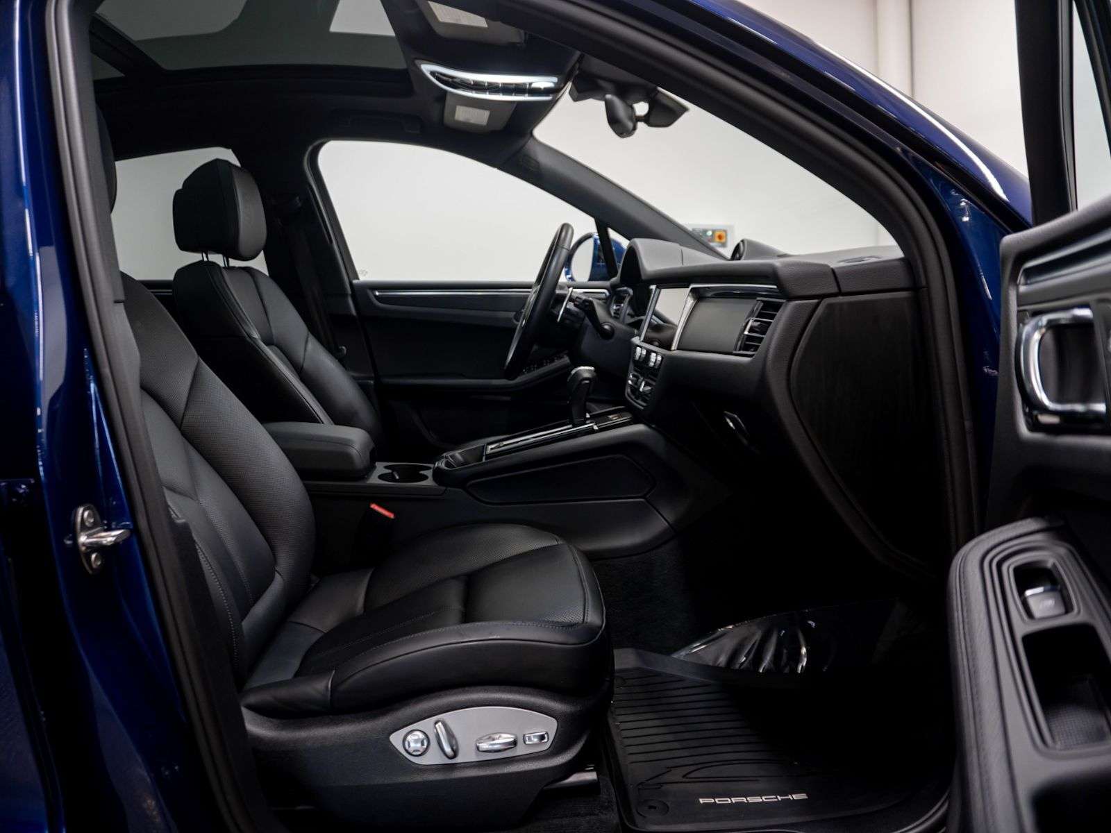 2023 Porsche Macan AWD alt 5