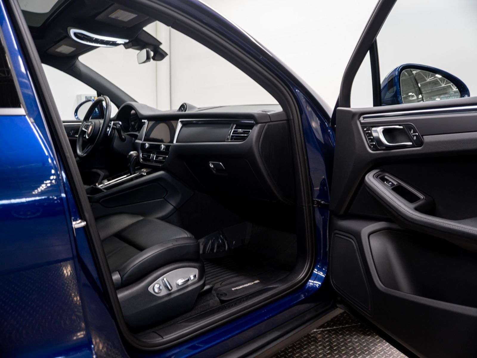 2023 Porsche Macan AWD thumb 23
