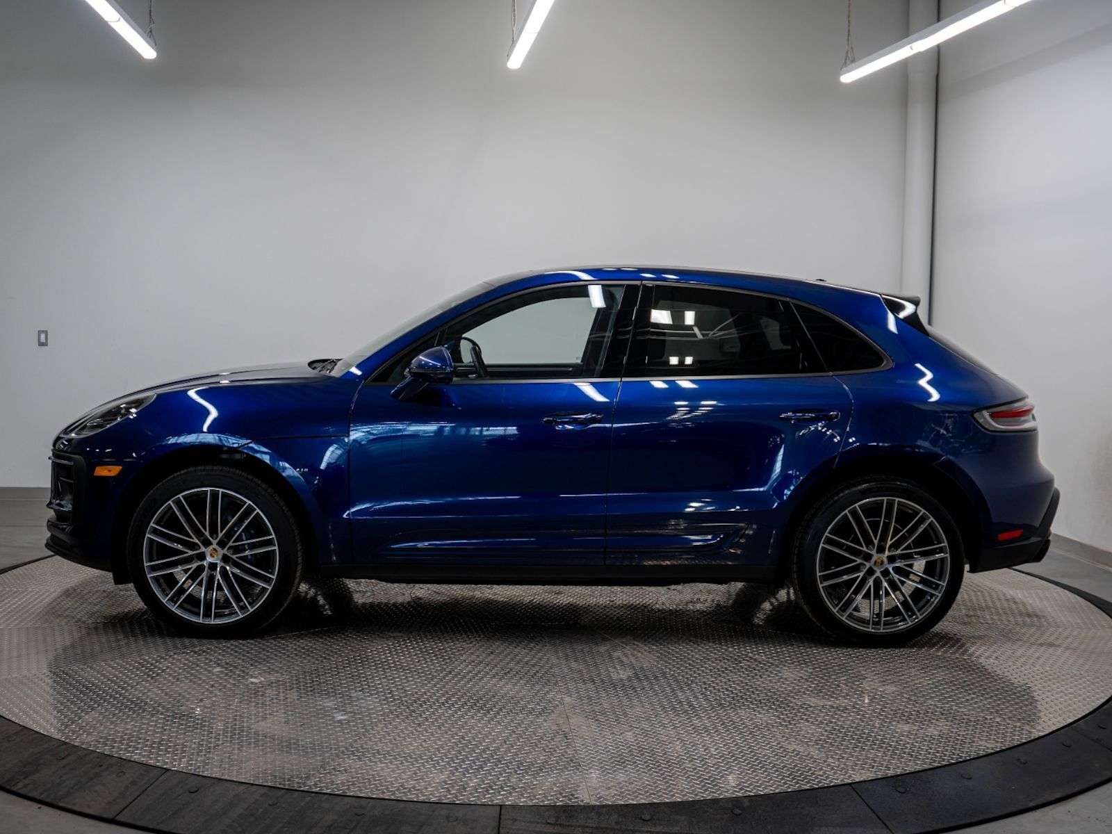 2023 Porsche Macan AWD alt 2