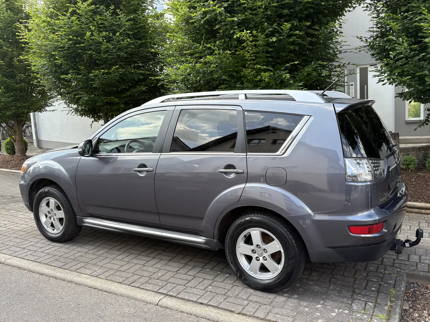 Mitsubishi Outlander Invite 2WD siva - 2