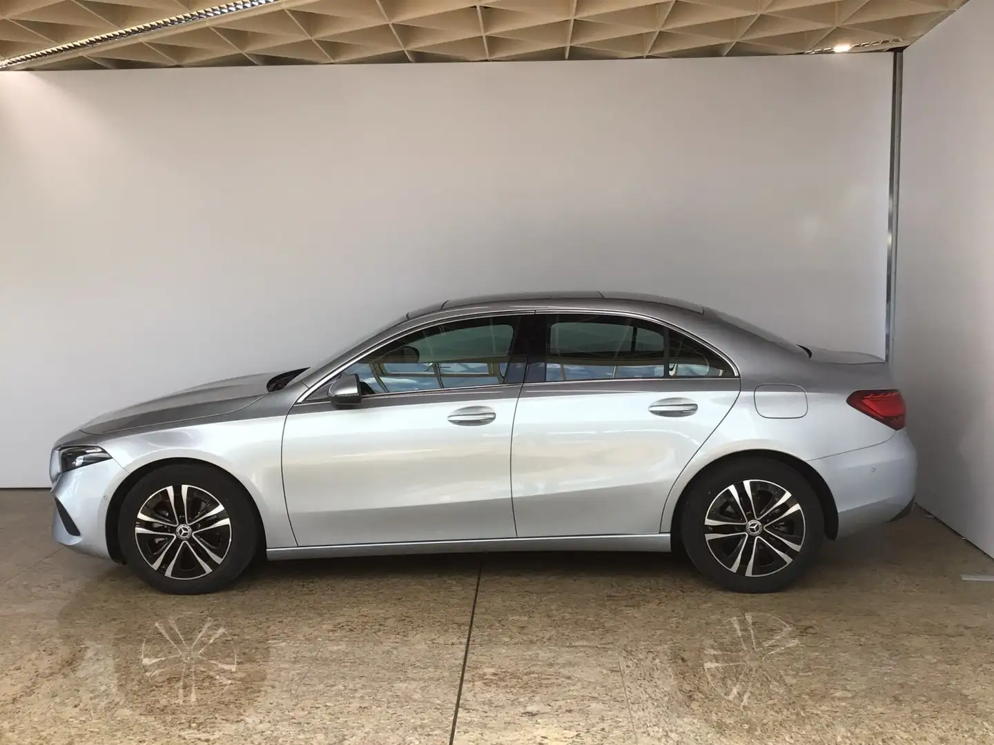Mercedes-Benz A 180 A 180 Limo Progressive Advanced/AHK/Pano/BEAM Navi Silber - 2