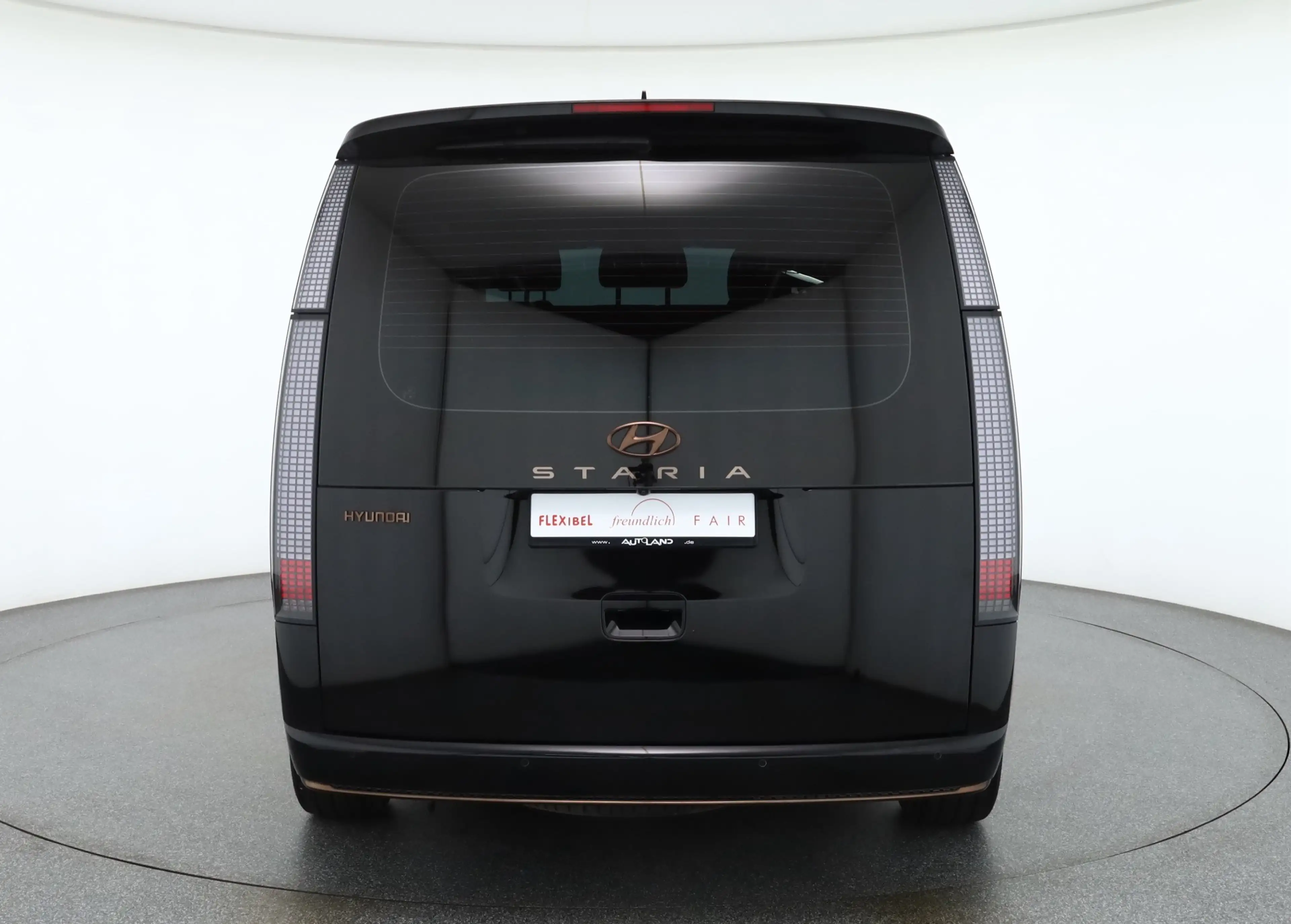 Hyundai STARIA 2.2 CRDi Signature 7-Sitzer LED Navi 360° — photo 4