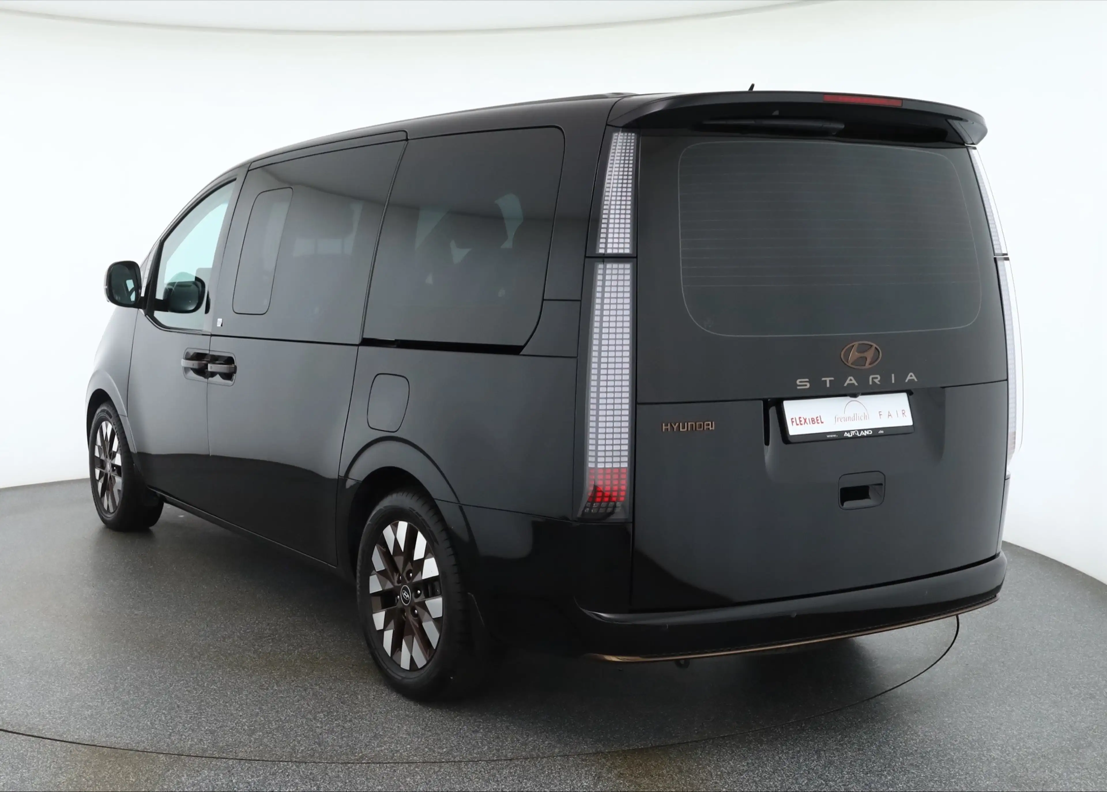 Hyundai STARIA 2.2 CRDi Signature 7-Sitzer LED Navi 360° — photo 3