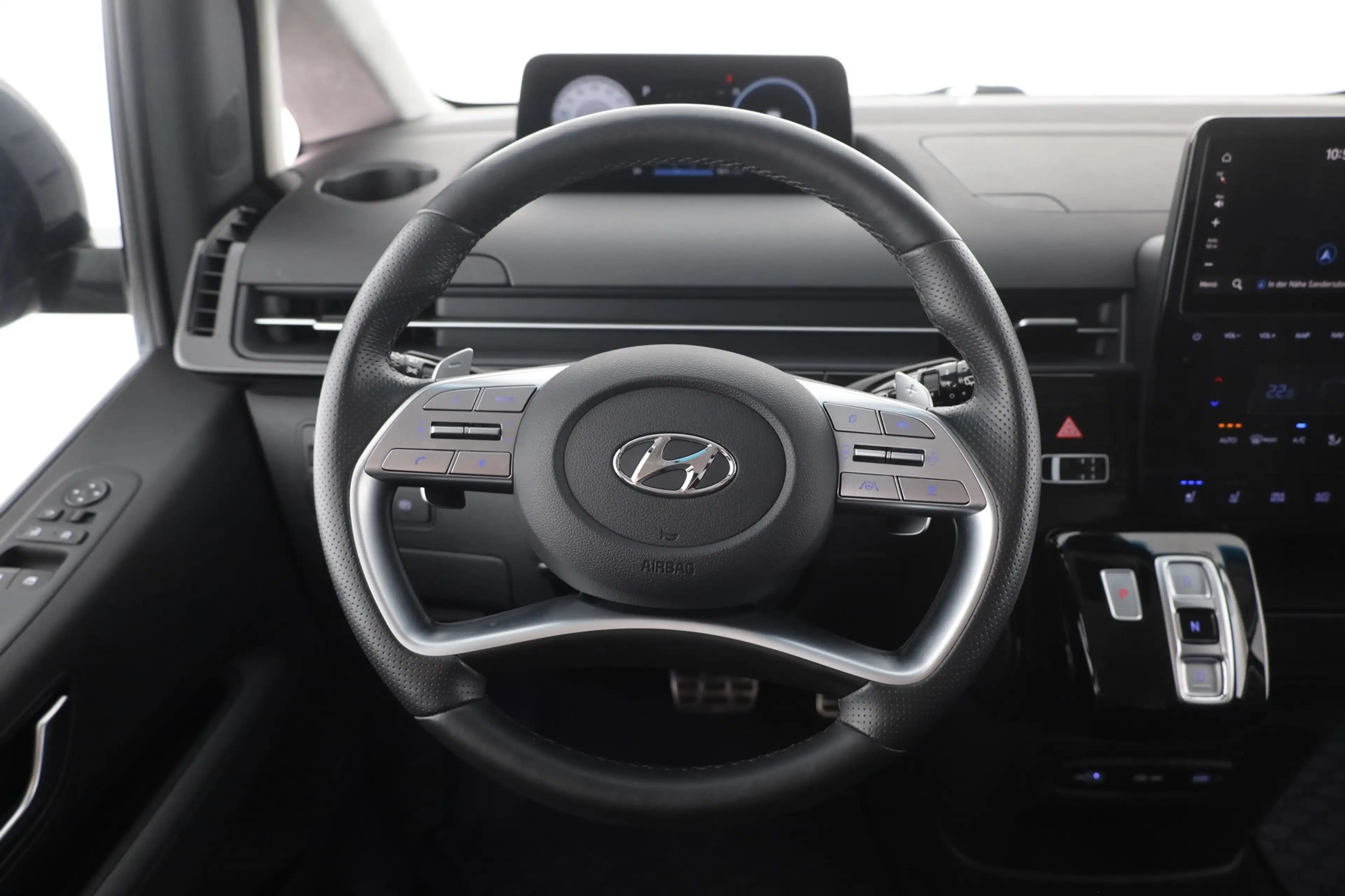 Hyundai STARIA 2.2 CRDi Signature 7-Sitzer LED Navi 360° — photo 14