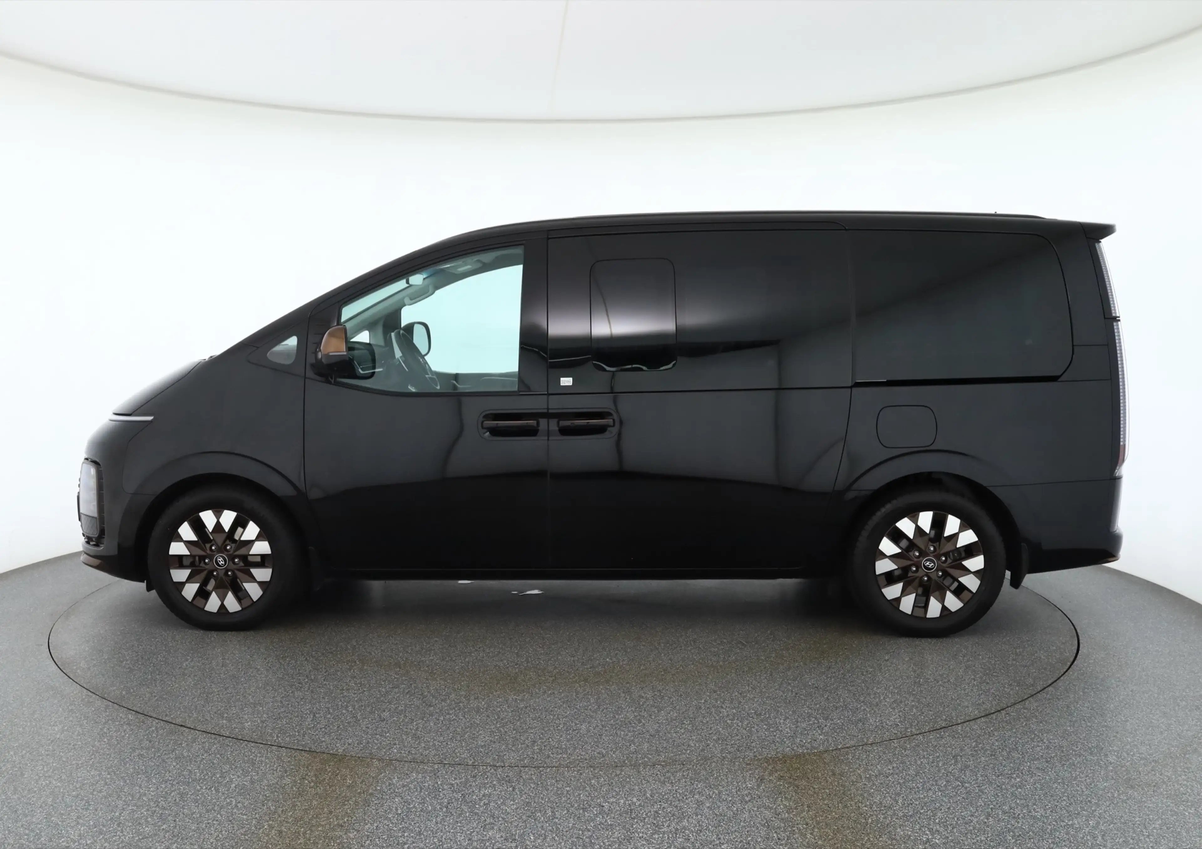Hyundai STARIA 2.2 CRDi Signature 7-Sitzer LED Navi 360° — photo 2