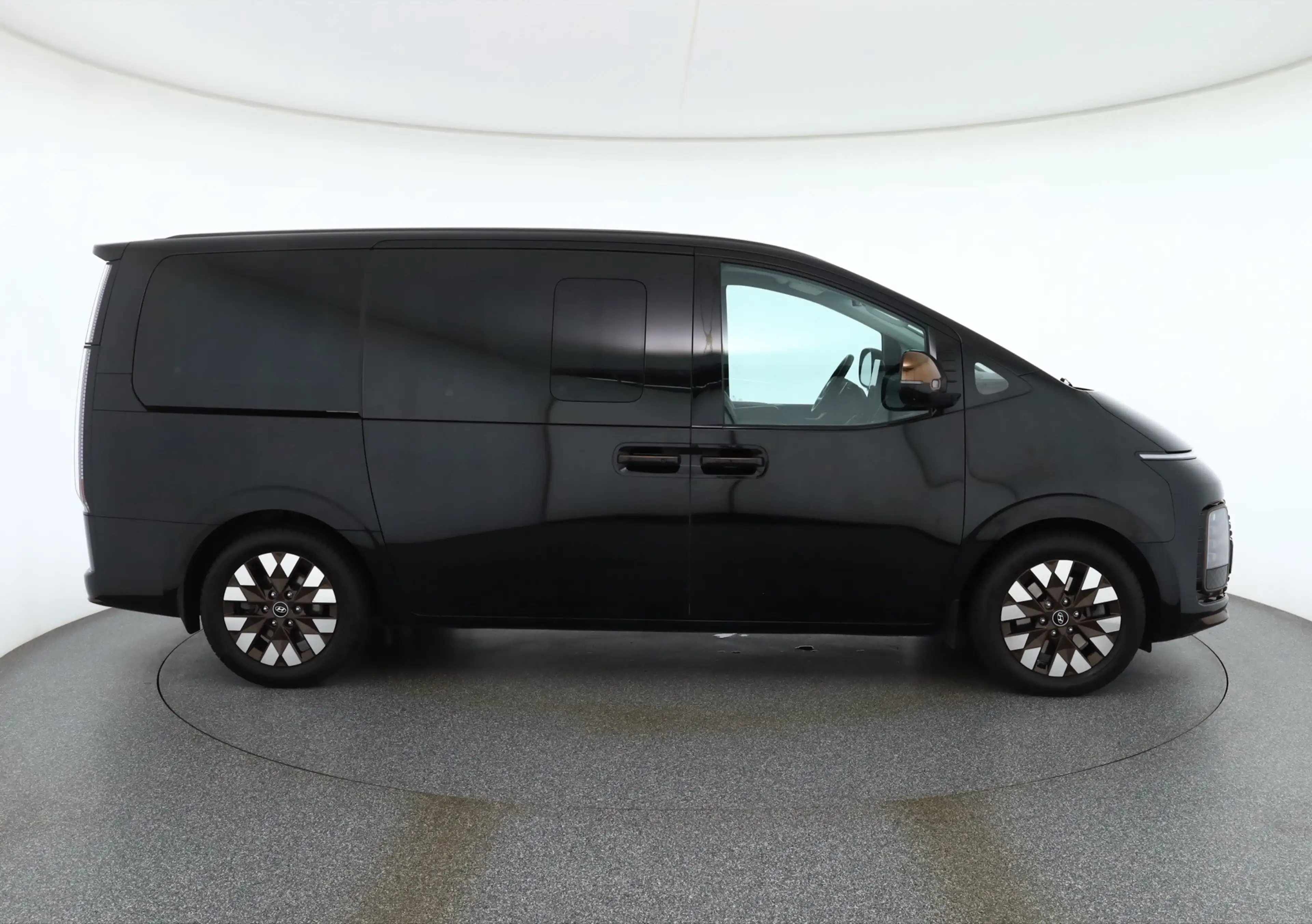 Hyundai STARIA 2.2 CRDi Signature 7-Sitzer LED Navi 360° — photo 6