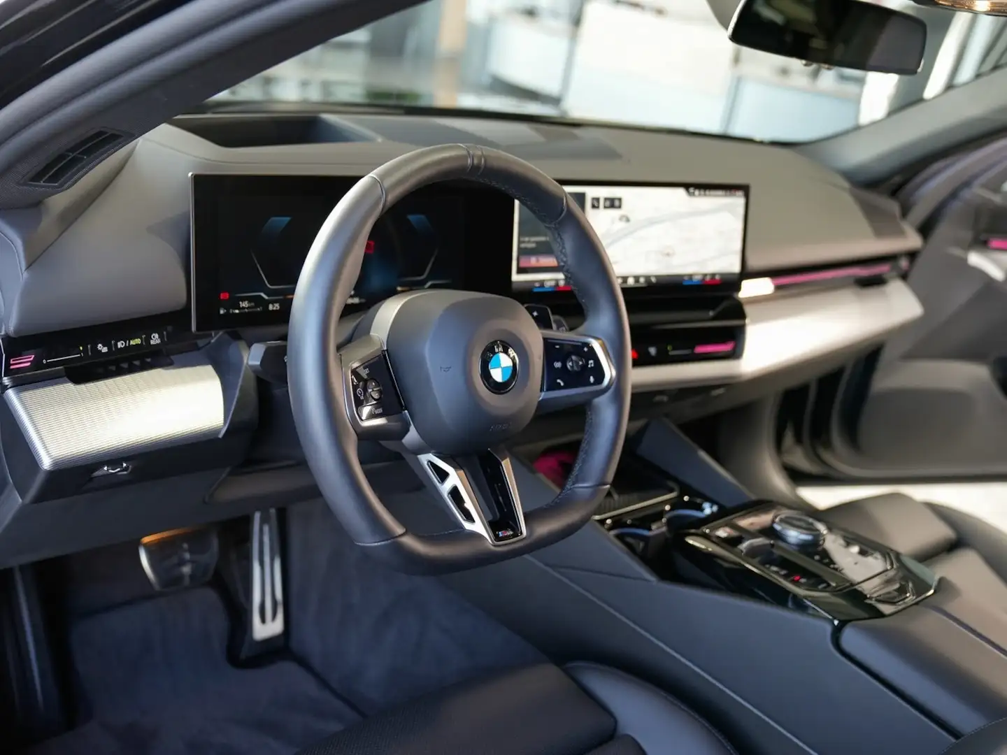 BMW 520 520d xDrive Touring M Sport Harman 360K Head-Up Schwarz - 2