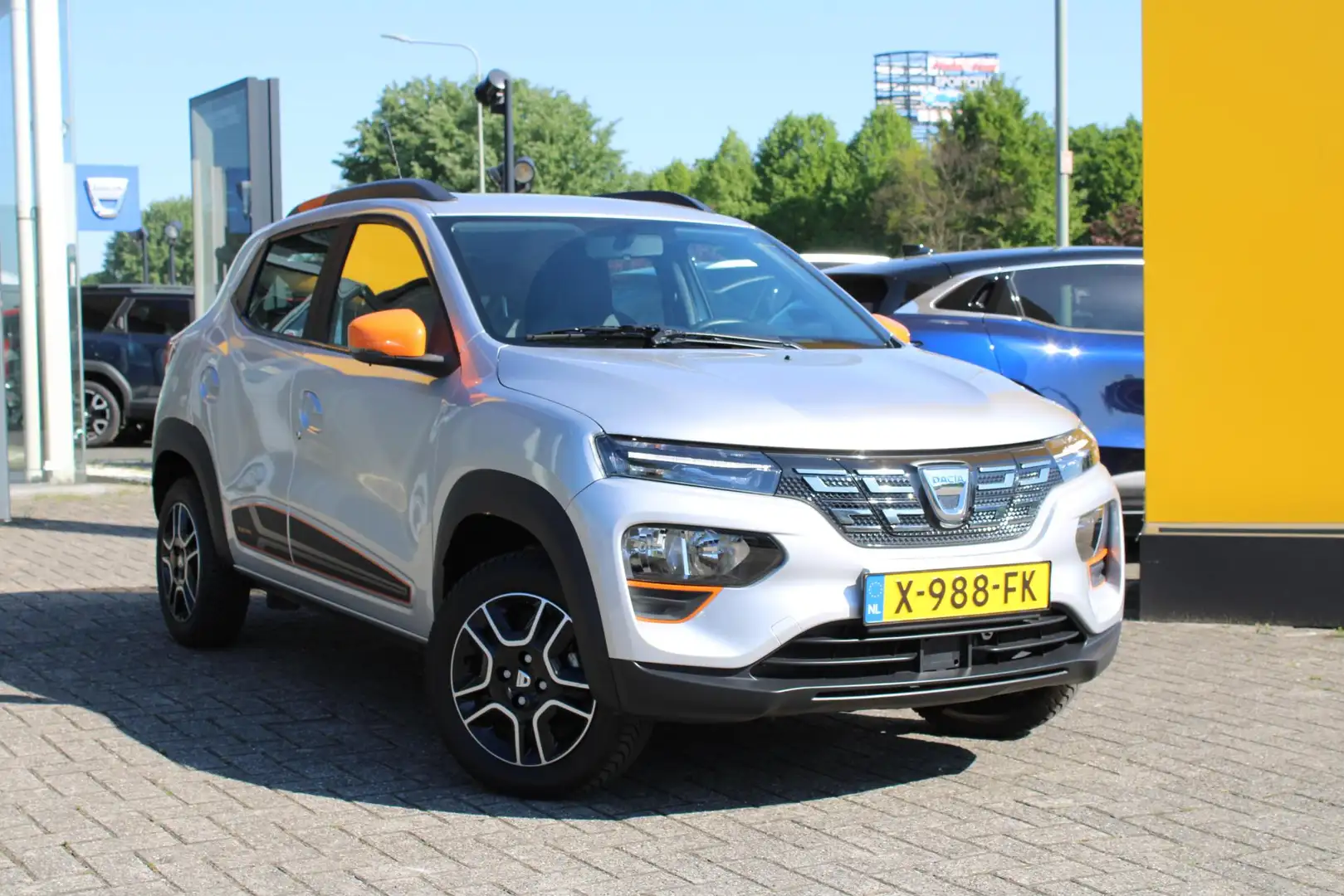 Dacia Spring Expression 27 kWh Orange Pack l Dealeronderhouden Grijs - 2