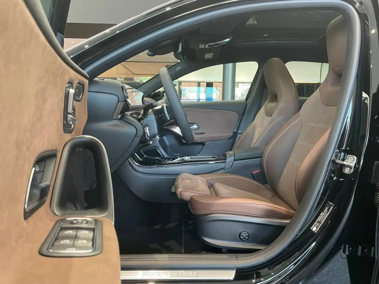 Mercedes-Benz A 220 4M AMG+PANO+AHK+HUD+DISTR+MULTIBEAM+KEYL+ Schwarz - 2