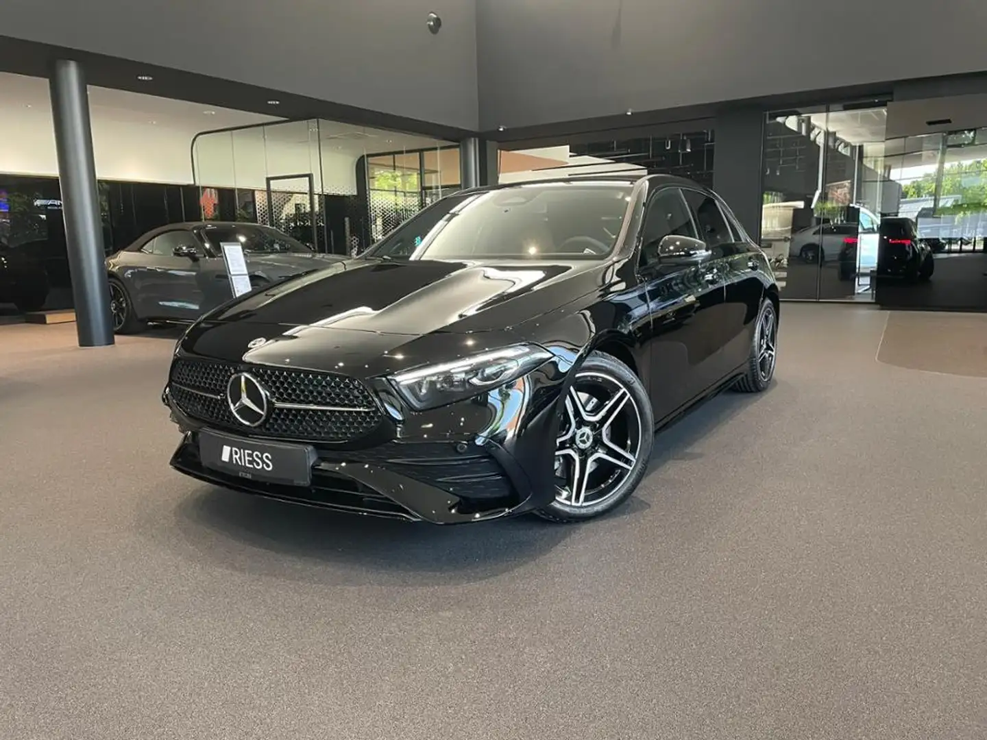 Mercedes-Benz A 220 4M AMG+PANO+AHK+HUD+DISTR+MULTIBEAM+KEYL+ Schwarz - 1