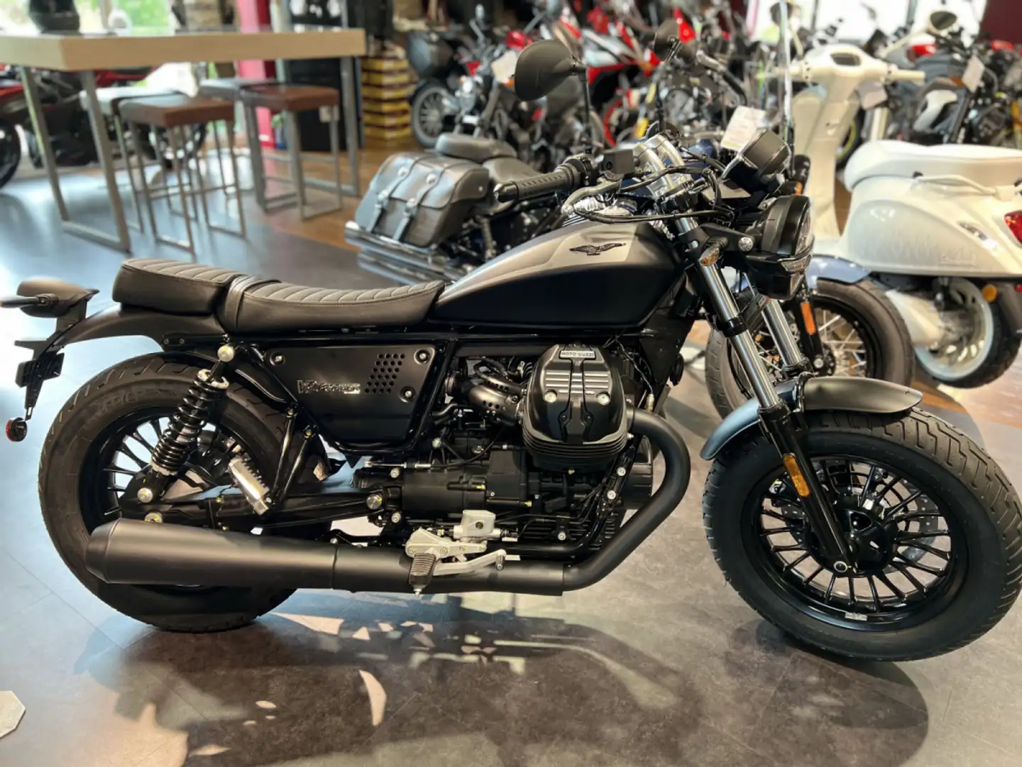 Moto Guzzi V 9 Bobber Noir - 1