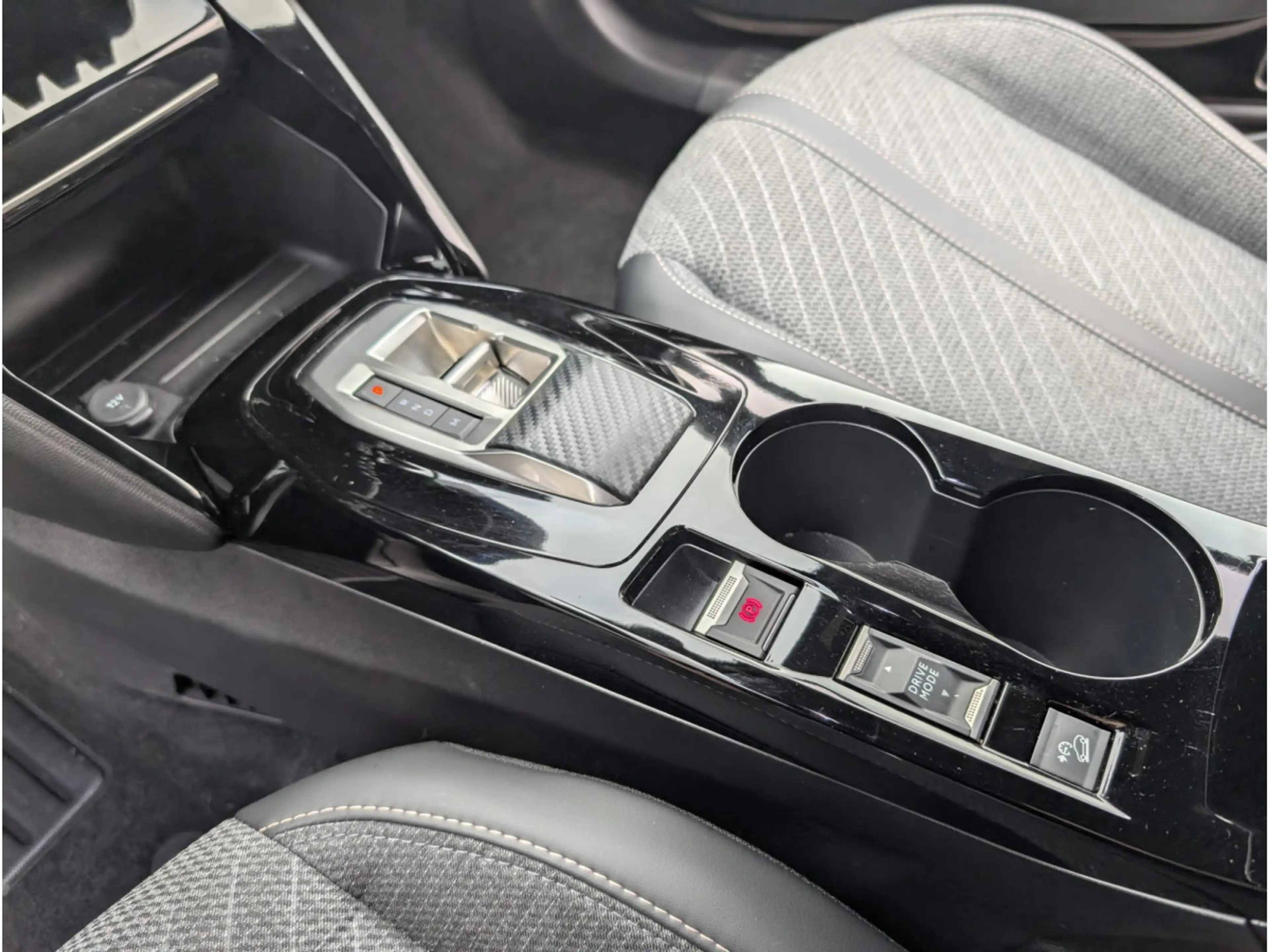 Peugeot 2008 ALLURE HIBRID 145E-DSC6 — photo 15