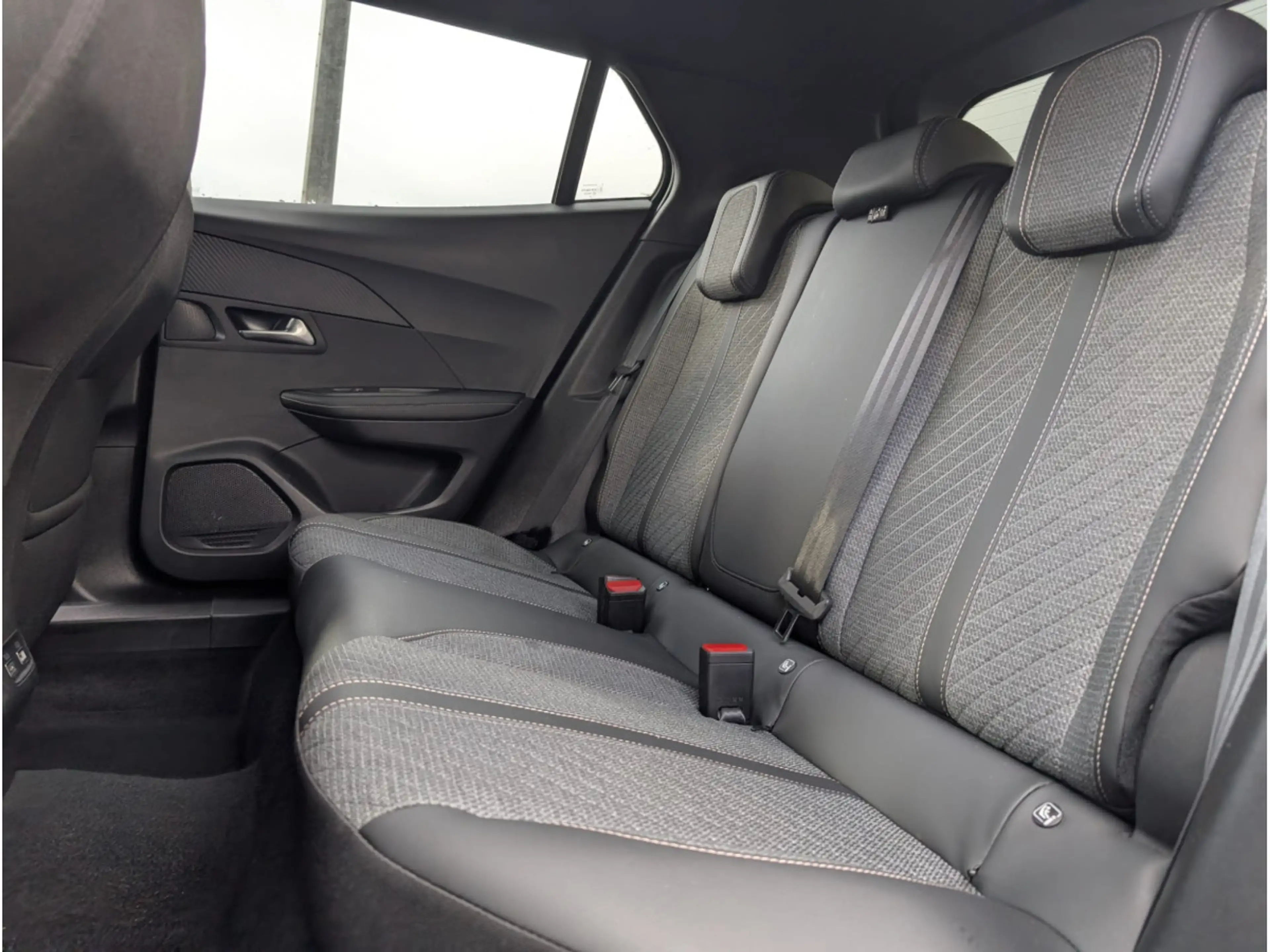 Peugeot 2008 ALLURE HIBRID 145E-DSC6 — photo 6