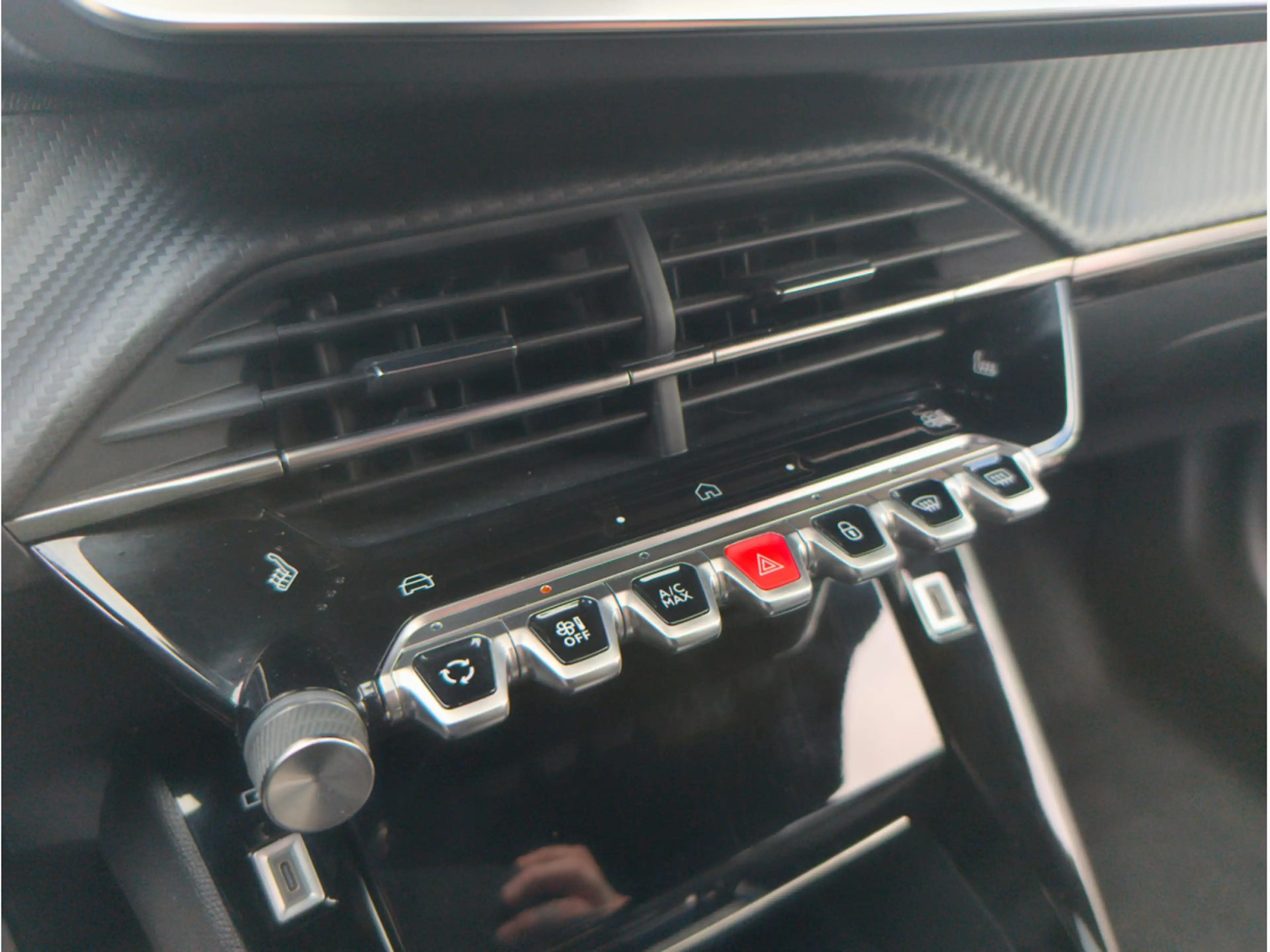 Peugeot 2008 ALLURE HIBRID 145E-DSC6 — photo 14