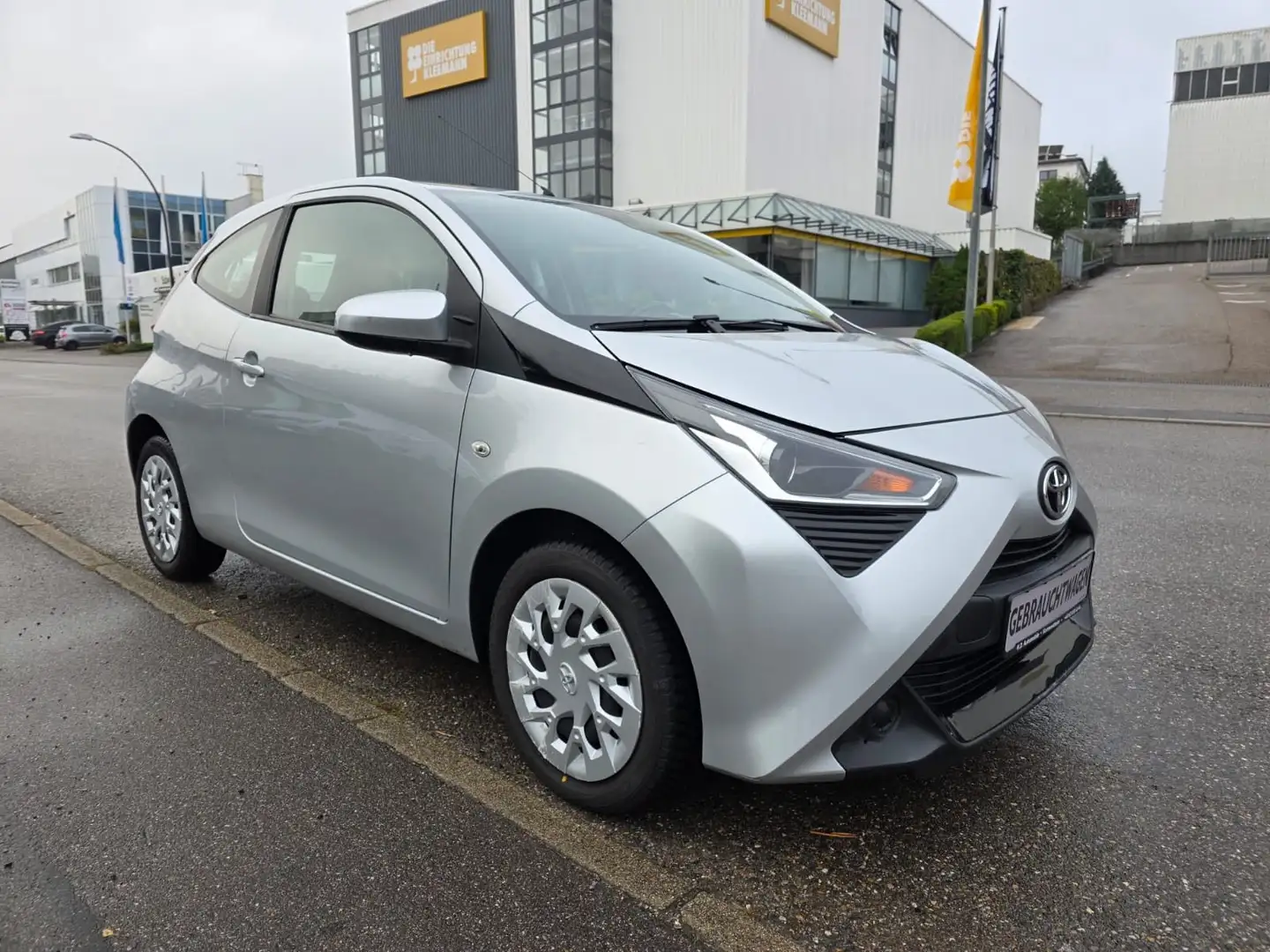Toyota AYGO x-play*1.Hand*Rückfahrkamera Silber - 1