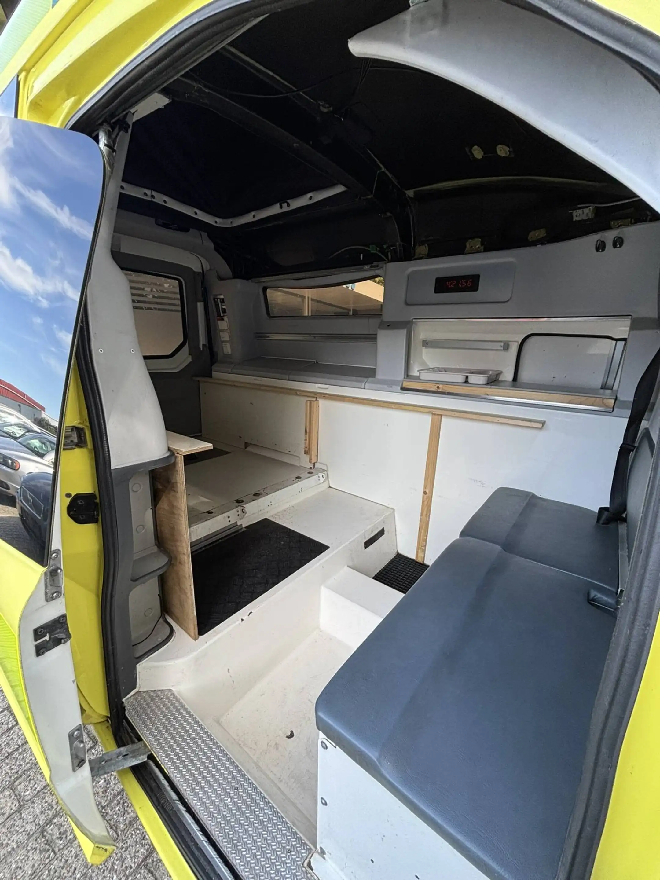 Volvo V70 D5 AWD Nilsson AMBULANCE / Camper 4 zitplaatsen — photo 2