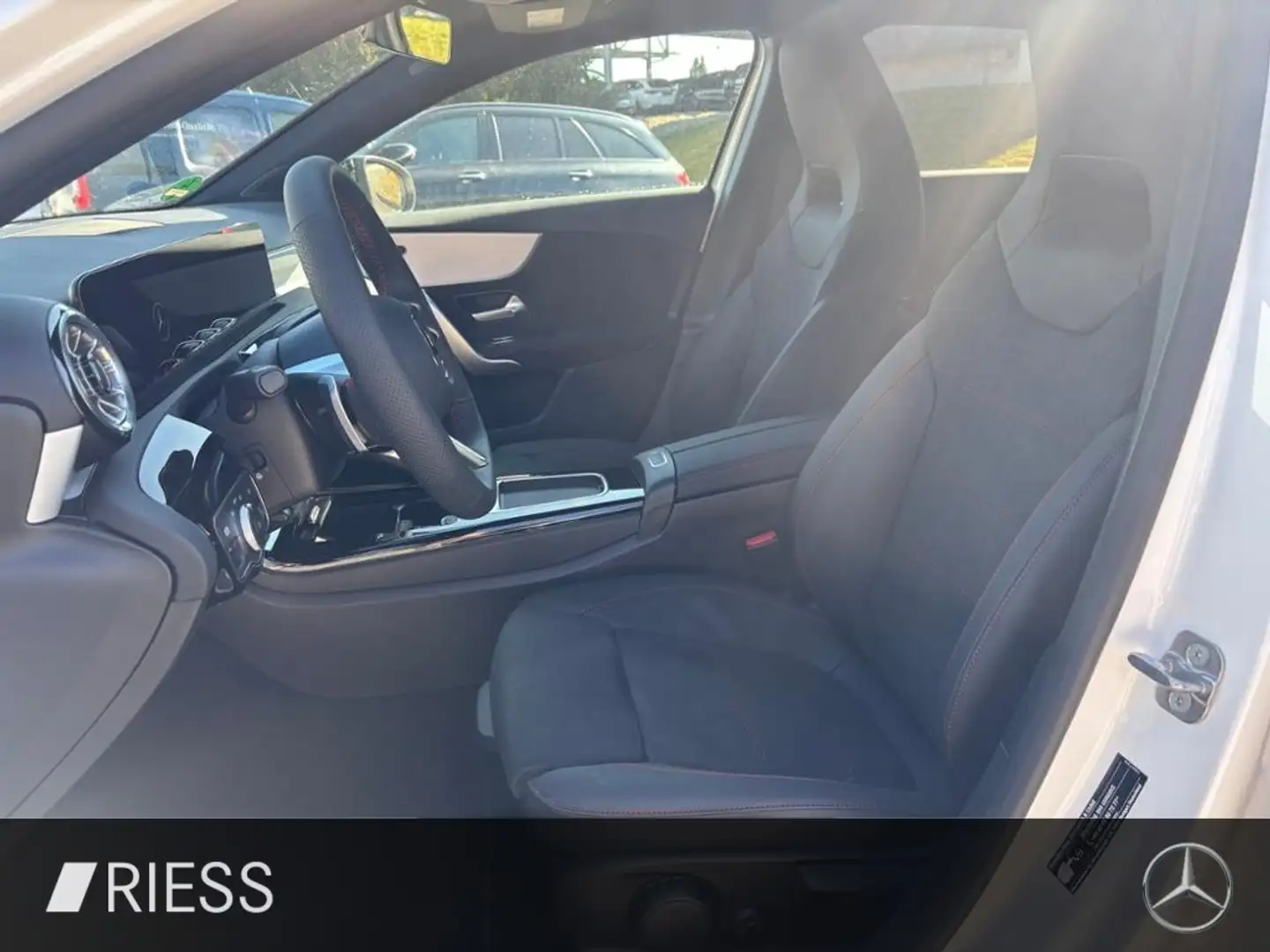 Mercedes-Benz A 180 AMG+PANO+MULTIBEAM+KAMERA+KEYLESS+THERMATIC Weiß - 2