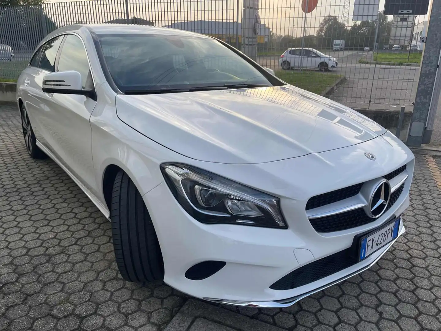 Mercedes-Benz CLA 200 d Automatic Shooting Brake Sport-no vinc-rata 250 Bianco - 2