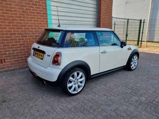 Mini Hatch view 4