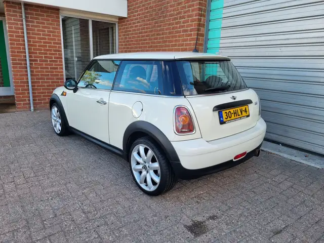 Mini Hatch view 3