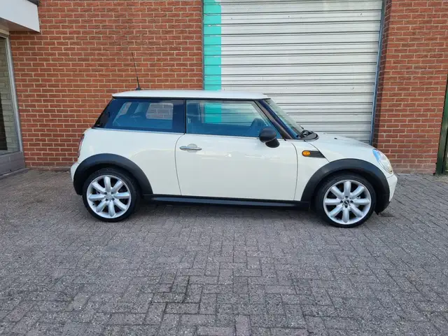 Mini Hatch view 9